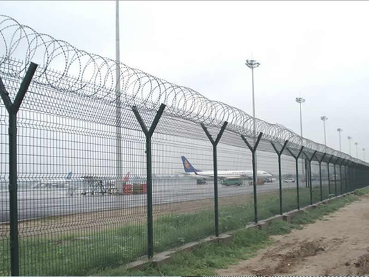 Anticorrosieve Gelaste Draad Mesh Fence 2.5m die Hoogtepvc voor Luchthaven met een laag wordt bedekt
