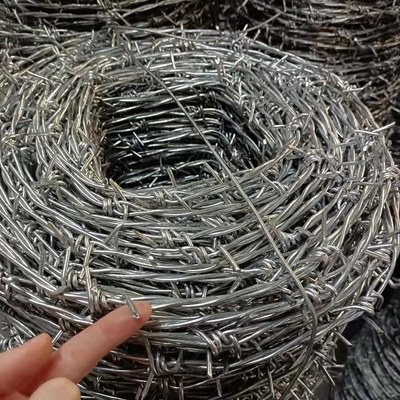 2.8mm~1.8mm antioxydatie van het Gevangenis de Barb Wire Fence Hot Dipped Gegalvaniseerde Prikkeldraad
