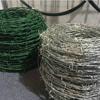 15mm30mm Gegalvaniseerd de Omheinings 5-50kg Broodje Met weerhaken van de Scheermesdraad